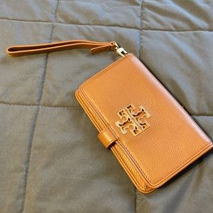 Tory Burch wristlet.. used twice,, royal tan
